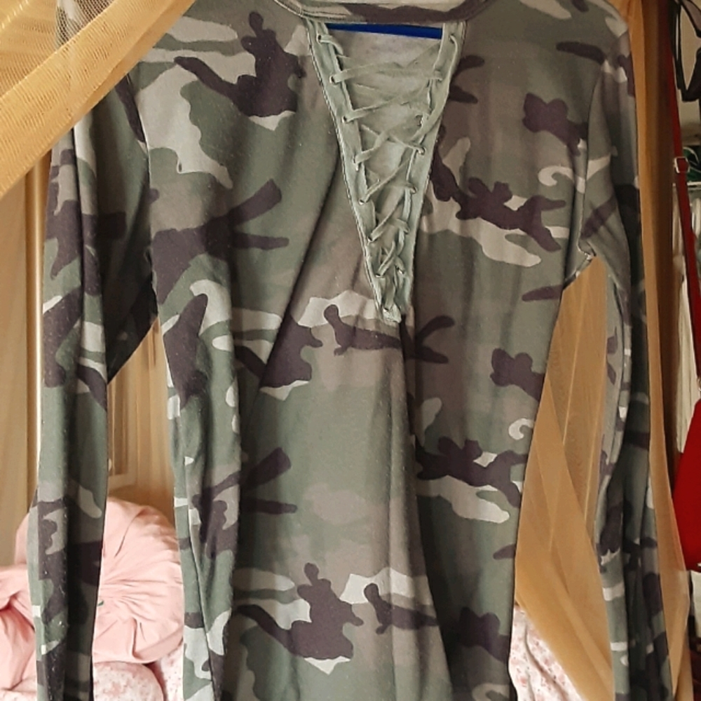 Front laced up camo t-shirt